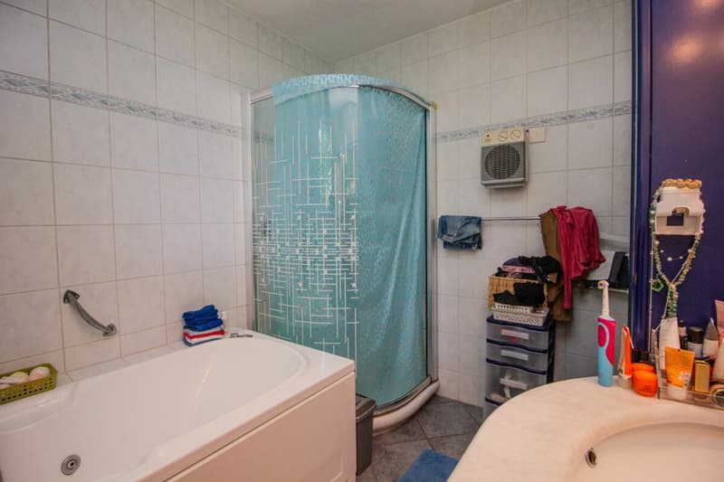 Bad mit Whirlpool und Dusche