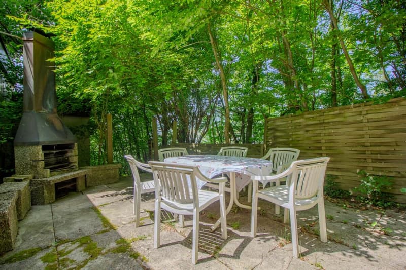 Sitzplatz hinter dem Haus im Grünen