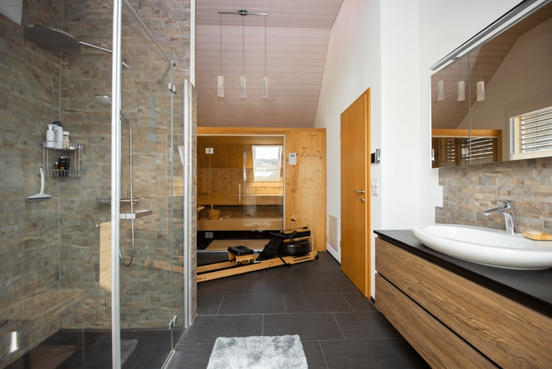 Badezimmer mit Sauna neben Elternschlafzimmer