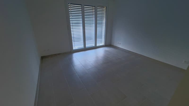Zu vermieten nach Vereinbarung 4.5 Zi-Wohnung mit 2 Balkone 2 Nasszellen (19)