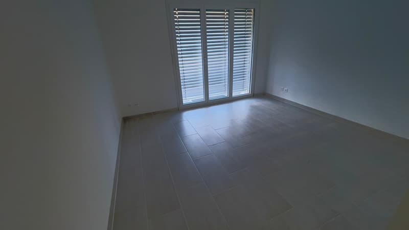 Zu vermieten nach Vereinbarung 4.5 Zi-Wohnung mit 2 Balkone 2 Nasszellen (20)