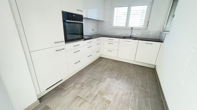 Zu vermieten nach Vereinbarung 4.5 Zi-Wohnung mit 2 Balkone 2 Nasszellen (18)