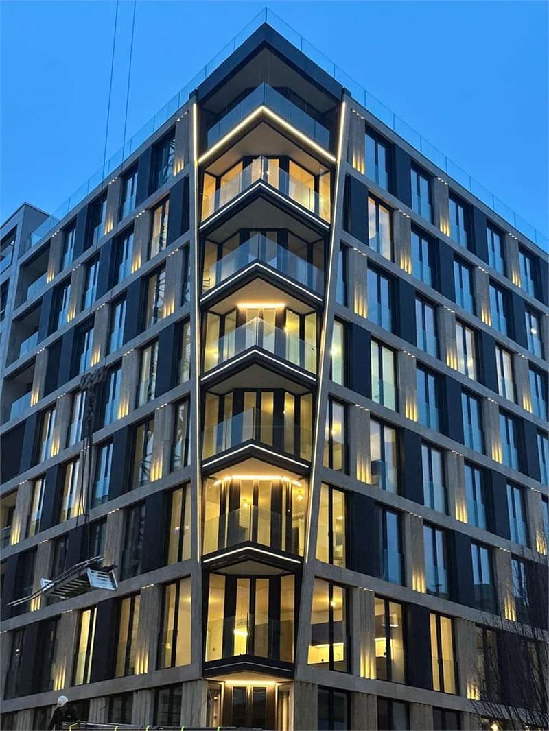 7 full-height shop windows - strategic location - high foot traffic (1)