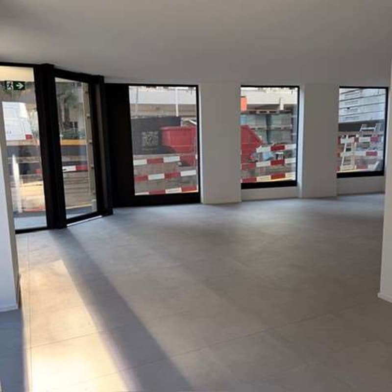 7 full-height shop windows - strategic location - high foot traffic (4)