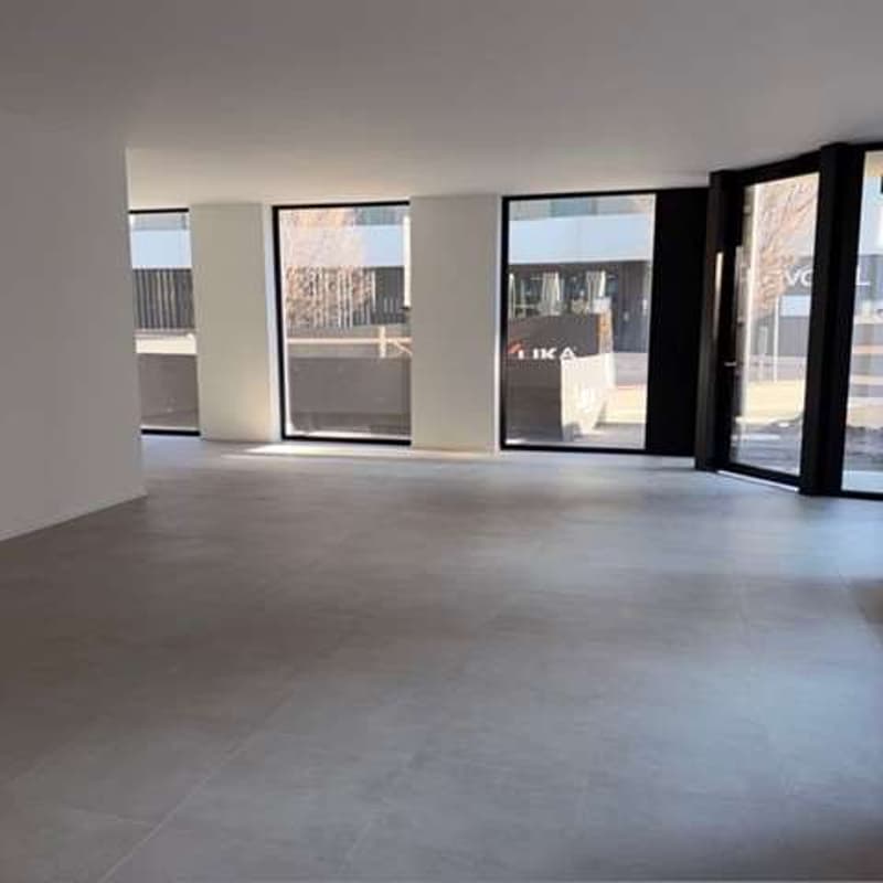 7 full-height shop windows - strategic location - high foot traffic (9)