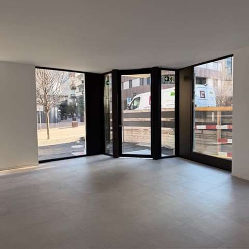 7 full-height shop windows - strategic location - high foot traffic (5)