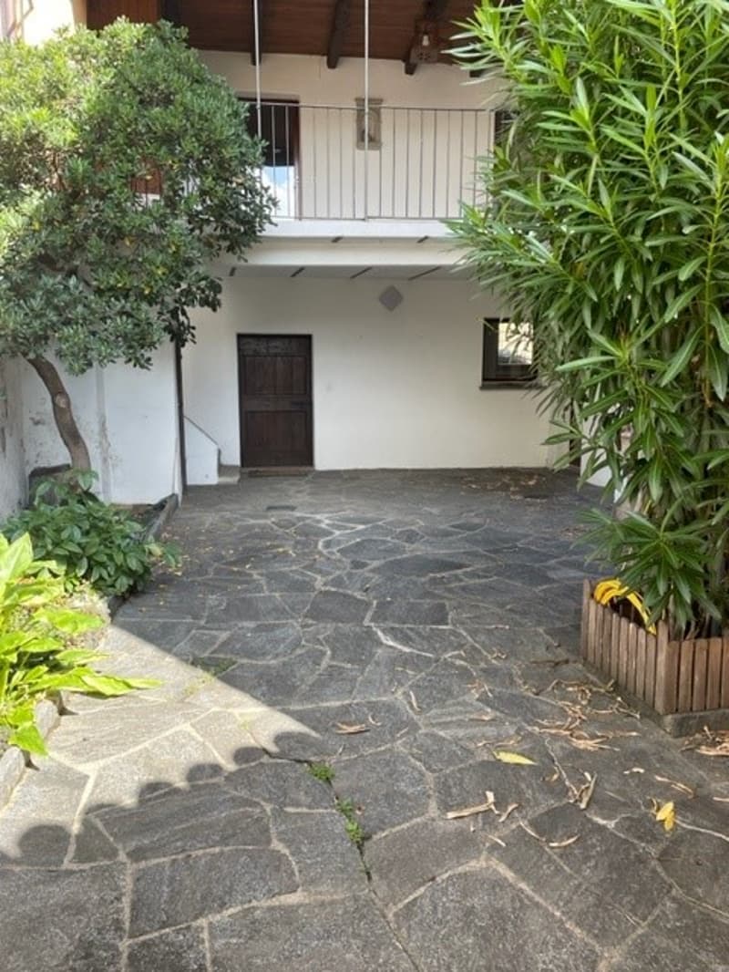Income property with possibility of conversion into a single-family home (2)