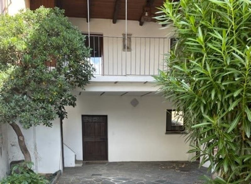 Income property with possibility of conversion into a single-family home (1)