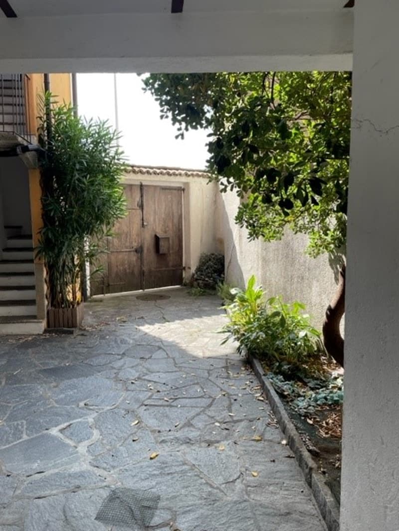 Income property with possibility of conversion into a single-family home (16)