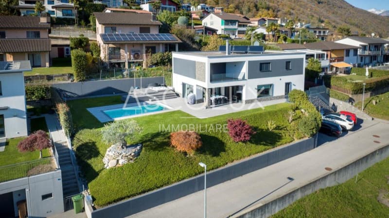 Moderna villa unifamiliare con piscina in collina con vista panoramica / Moderne Einfamilienvilla mit Schwimmbad in Hanglage mit Panoramablick copia (1)