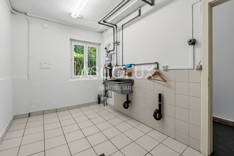Detached 6-room villa with garden and outdoor areas (31)