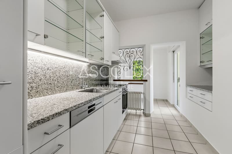 Detached 6-room villa with garden and outdoor areas (14)