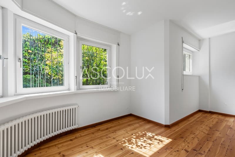 Detached 6-room villa with garden and outdoor areas (12)