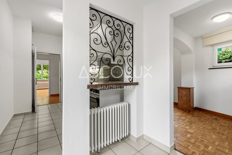 Detached 6-room villa with garden and outdoor areas (15)