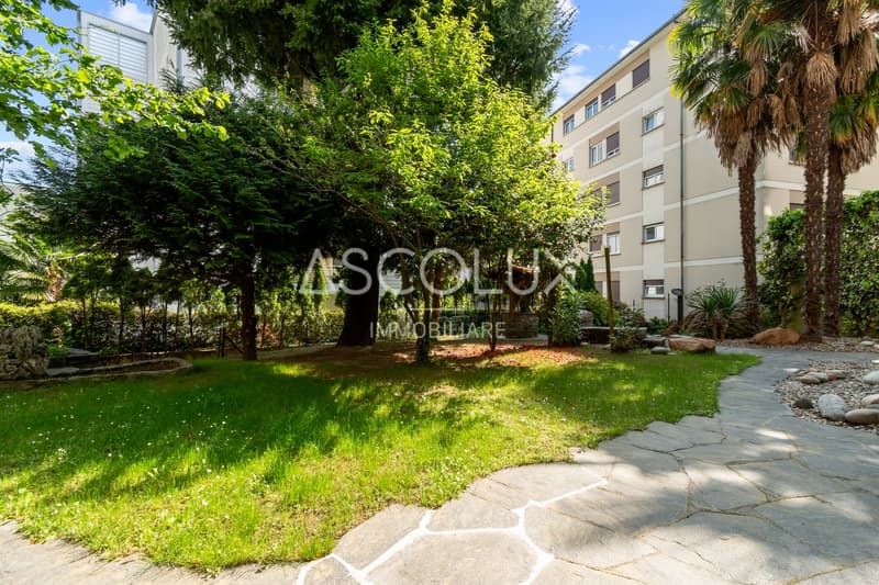 Detached 6-room villa with garden and outdoor areas (5)