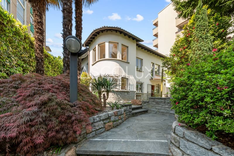 Detached 6-room villa with garden and outdoor areas (2)