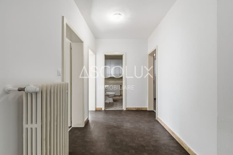 Detached 6-room villa with garden and outdoor areas (25)