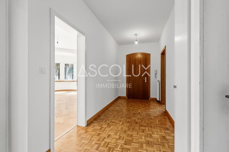 Detached 6-room villa with garden and outdoor areas (17)
