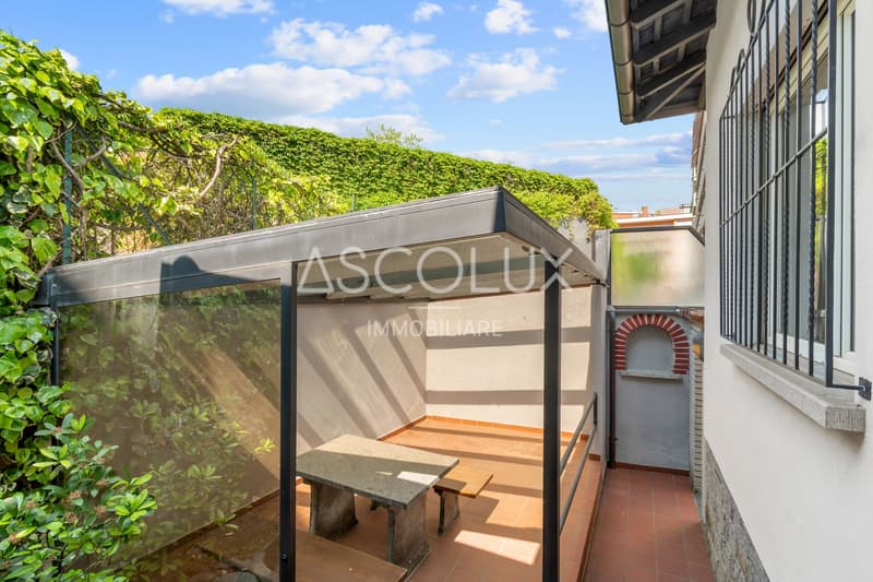 Detached 6-room villa with garden and outdoor areas (7)