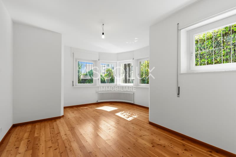 Detached 6-room villa with garden and outdoor areas (11)
