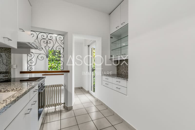 Detached 6-room villa with garden and outdoor areas (16)