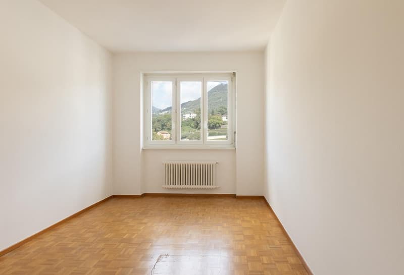 empty room, wooden floor, white walls, glass window, radiator