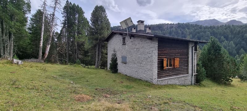 Incantevole chalet in legno, ai piedi del passo del Lucomagno (2)