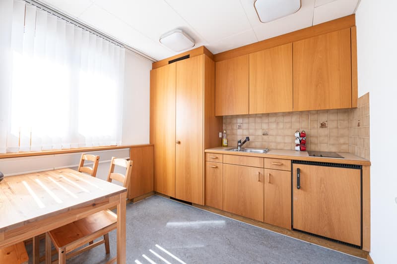 Moderne, lichtdurchflutete Gewerberäume an zentraler Lage zu vermieten (2)