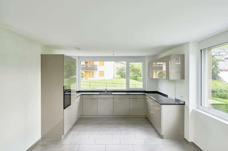 Moderne Wohnung mit grossem Balkon in familienfreundlicher Lage (3)