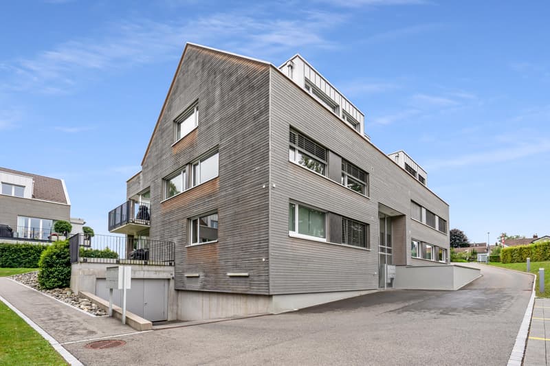 Moderne Wohnung mit grossem Balkon in familienfreundlicher Lage (1)