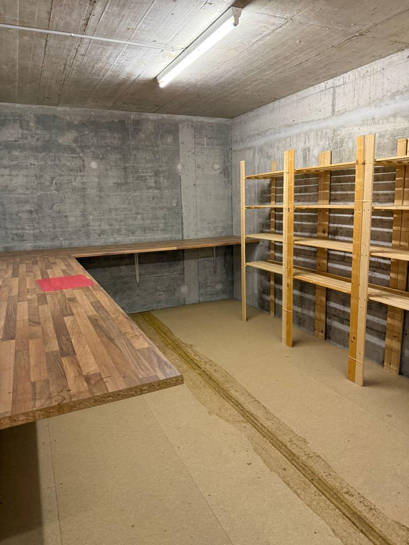 Craft room for rent  2nd floor left (2)