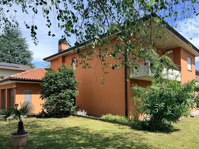 Spacious and beautiful 6-room house with grotto in Genestrerio (1)