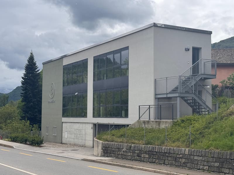 Immeuble commercial moderne et spacieux de 670 m² à Taverne (2)