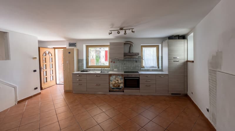 HAUSMITTELEINHEIT VON 4.5 ZIMMERN ZUM RENOVIEREN IN SESSA - TRESA (1)