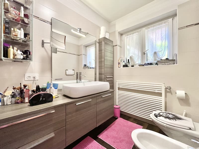 Schönes Zweifamilienhaus 6.5 Zimmer mit Seeblick in Maroggia (5)