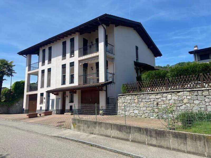 Großes Doppelhaus mit 7 Zimmern und Garten in Ligornetto (1)