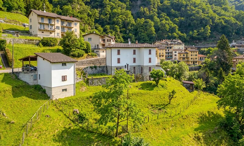 Affaire - Maison sur grand terrain en zone panoramique à Arogno (1)