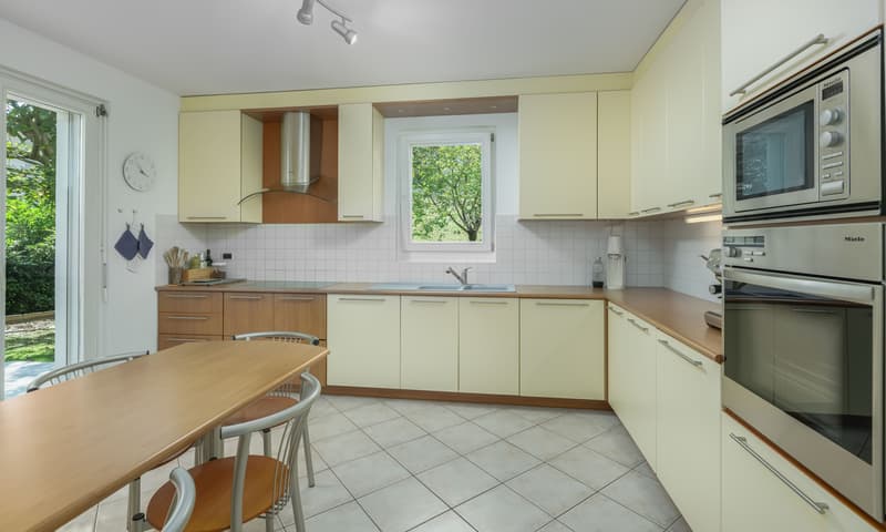 Schöne Villa mit Seeblick 7,5 Zimmer im Grünen in Neggio (4)