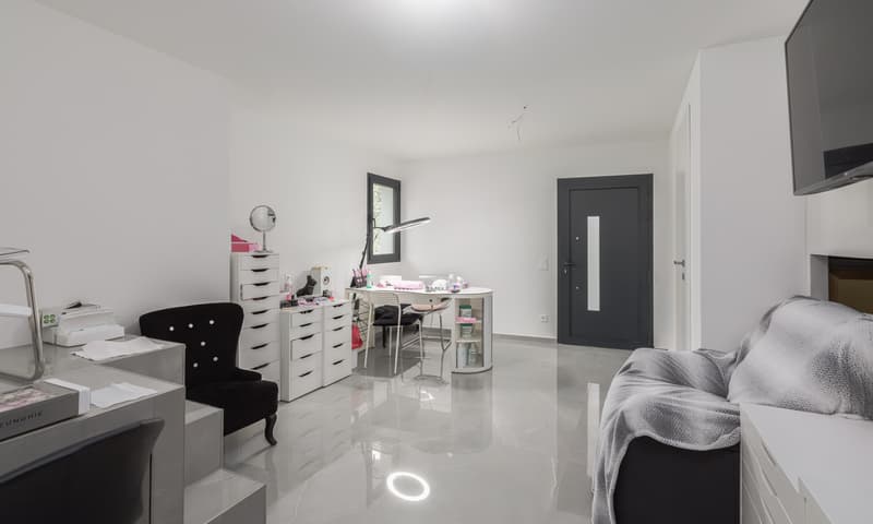 Modern Single-Family House 5.5 with Open View in Osogna (8)