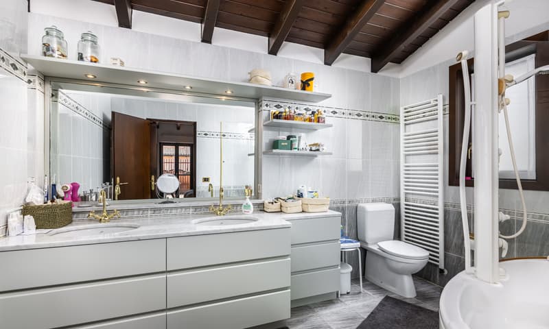 Spacious and Exclusive 6.5-Room Villa with Pool in Comano (8)