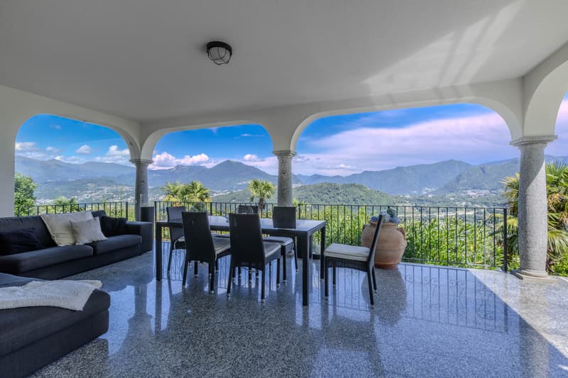 Beautiful 5.5-room villa with lake view and 1000 m² garden in Cimo (1)