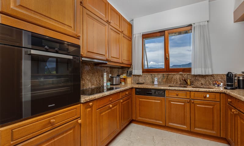 Beautiful 5.5-room villa with lake view and 1000 m² garden in Cimo (5)