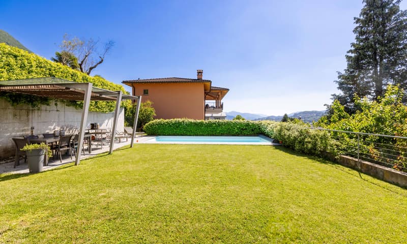 Exclusive and Modern 6.5-Room Villa with Pool in Cadro (4)