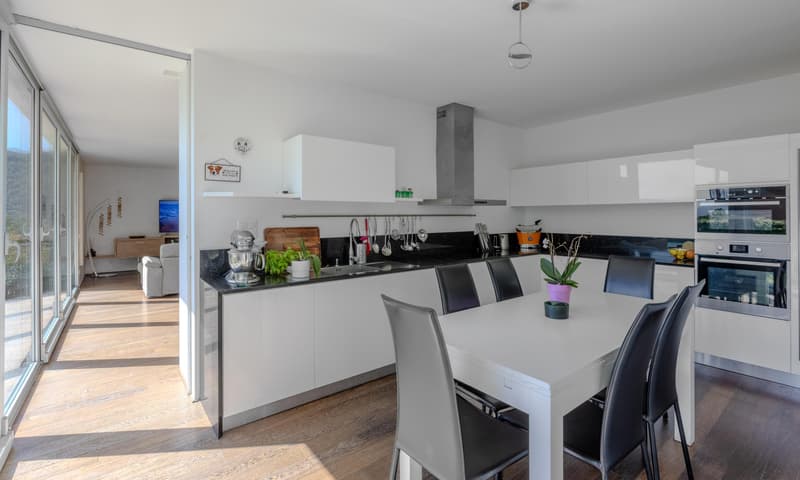 Exclusive and Modern 6.5-Room Villa with Pool in Cadro (1)