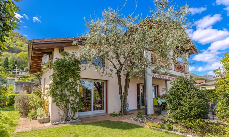 Superbe villa bifamiliale avec 8,5 pièces et jardin à Pura (3)