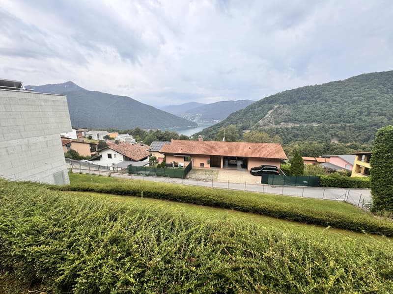 GROßES BAUGRUNDSTÜCK VON 530 MQ MIT SEEBLICK IN ROVIO (2)