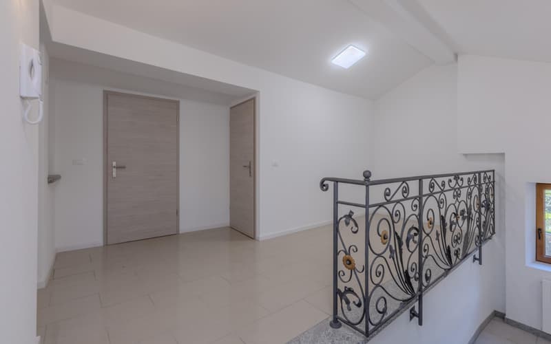 APPARTEMENT 4 PIÈCES SPACIEUX AU DERNIER ÉTAGE À SIGIRINO RÉNOVÉ (8)