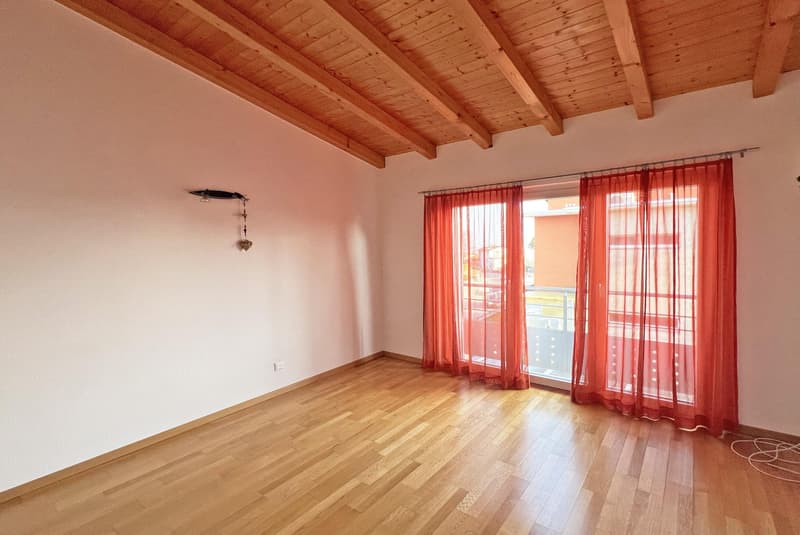 Grande villa de 5,5 pièces avec jardin plat à Besazio (8)