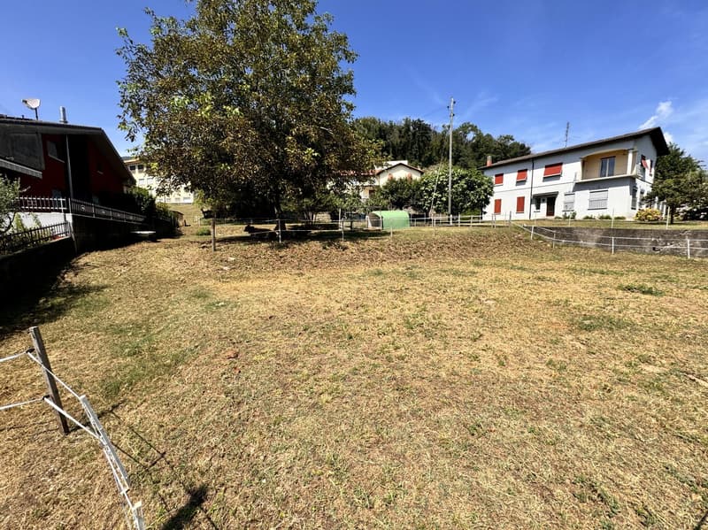 Baugrundstück von 522 m² mit genehmigtem Projekt in Arzo (1)