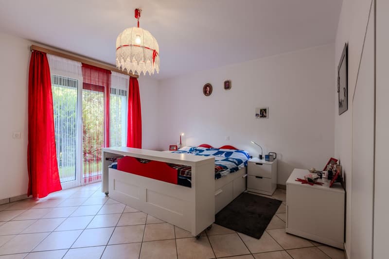 Villa bifamiliale spacieuse 6.5 avec jardin à Carabbia (5)